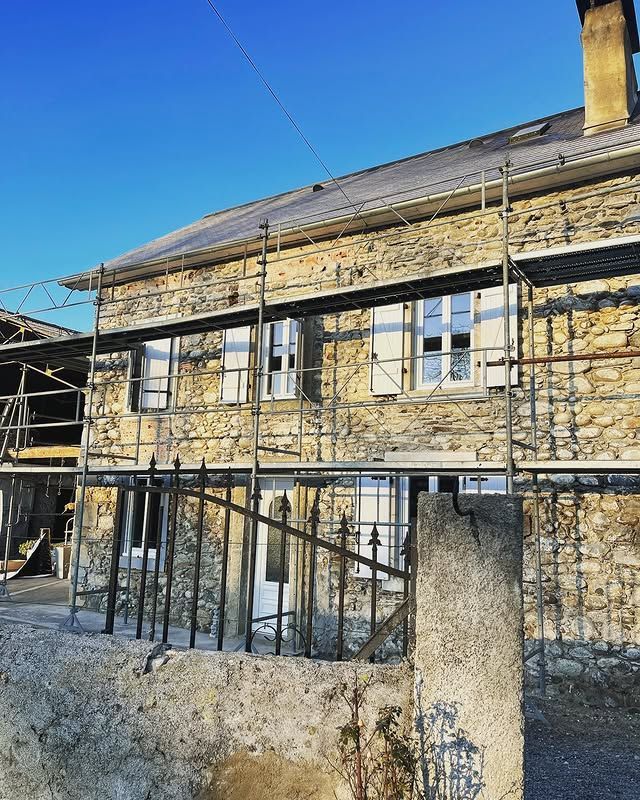 Façade d'une maison en pierre en cours de rénovation
