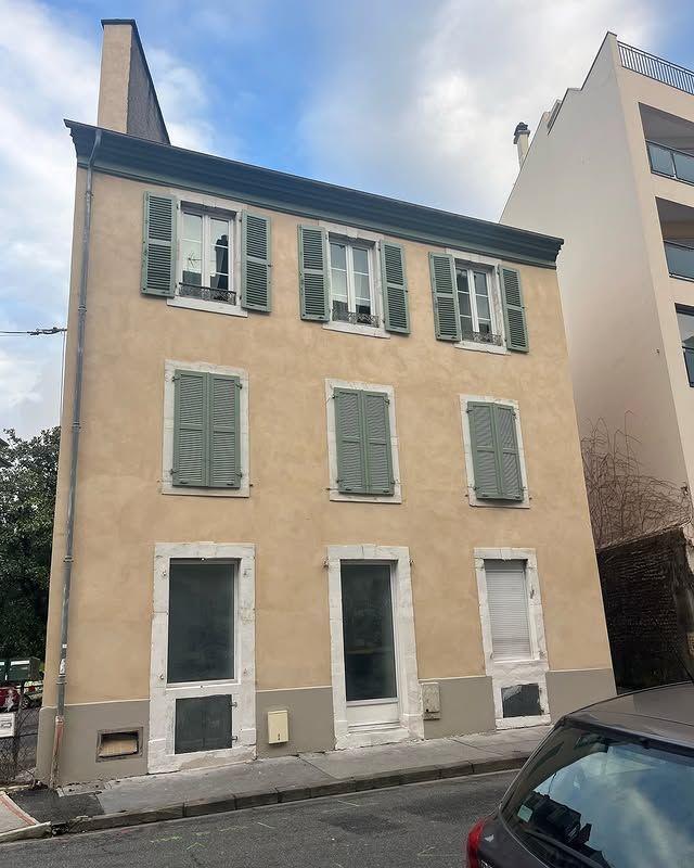 Une maison avec une façade rénovée