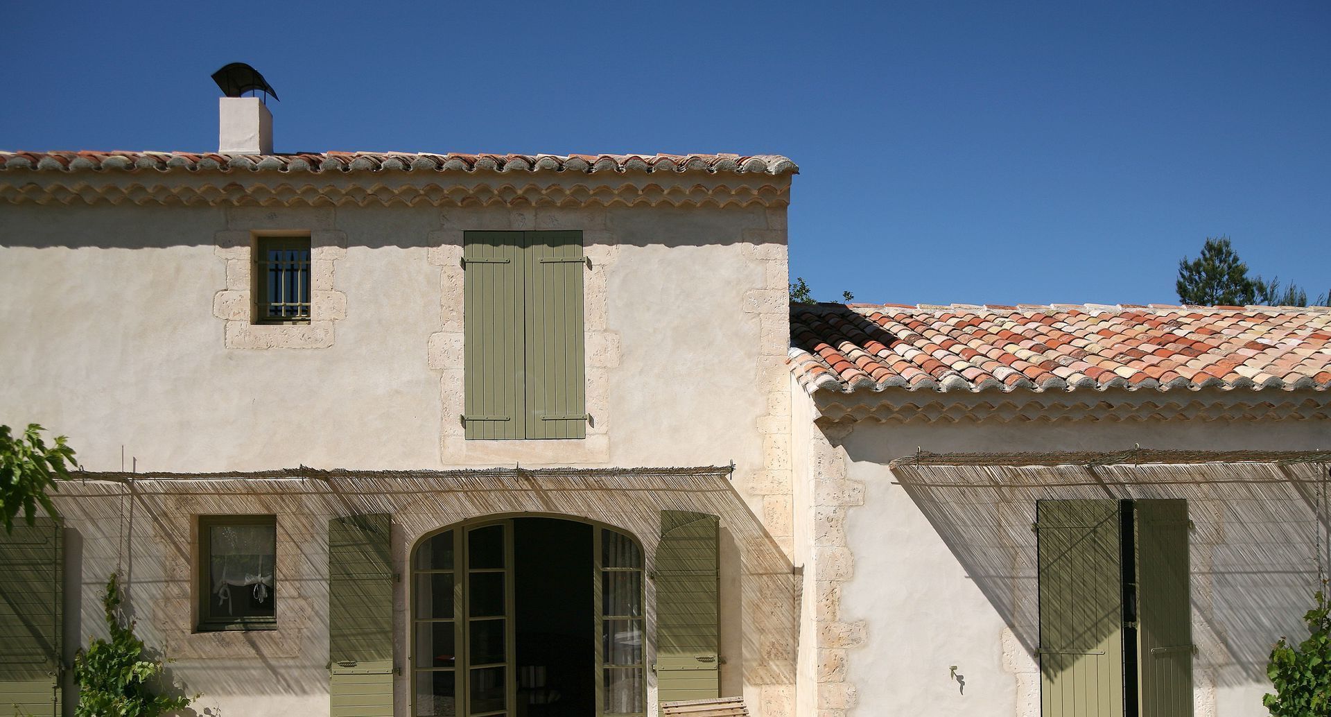 Façade d'une maison entretenue