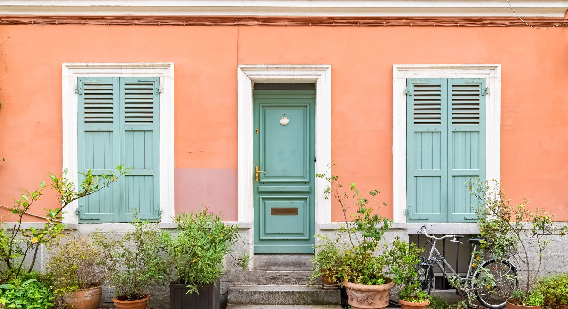Façade d'une maison colorée