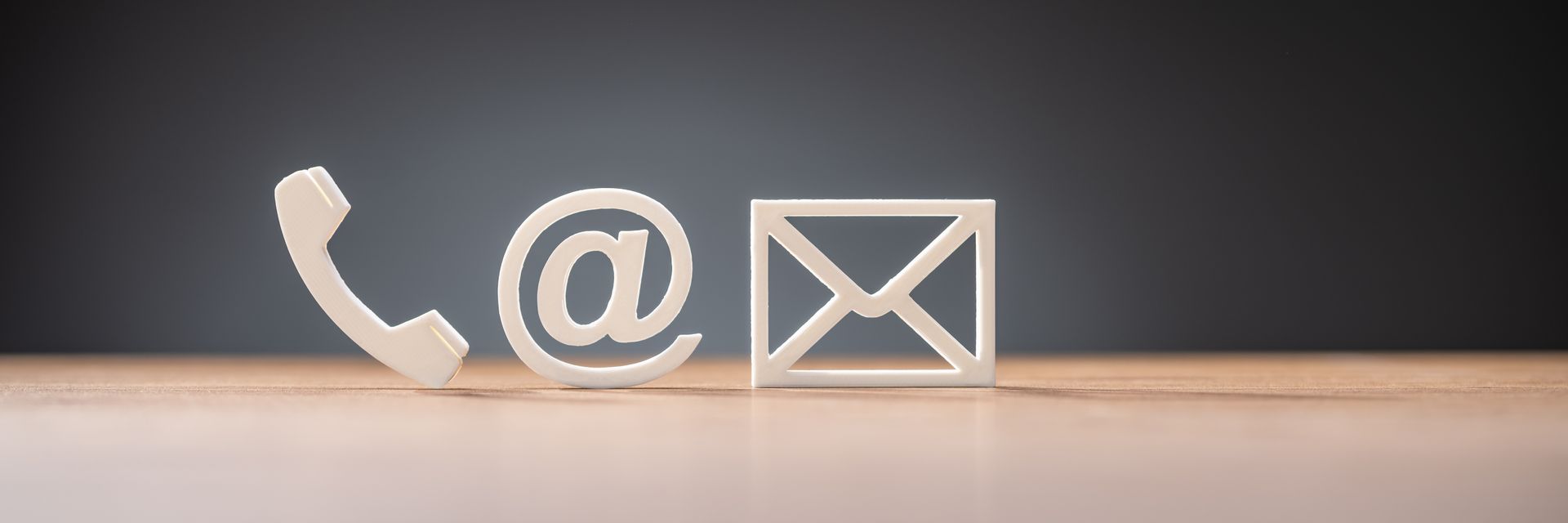 Gros plan sur un téléphone, une arobase et une enveloppe