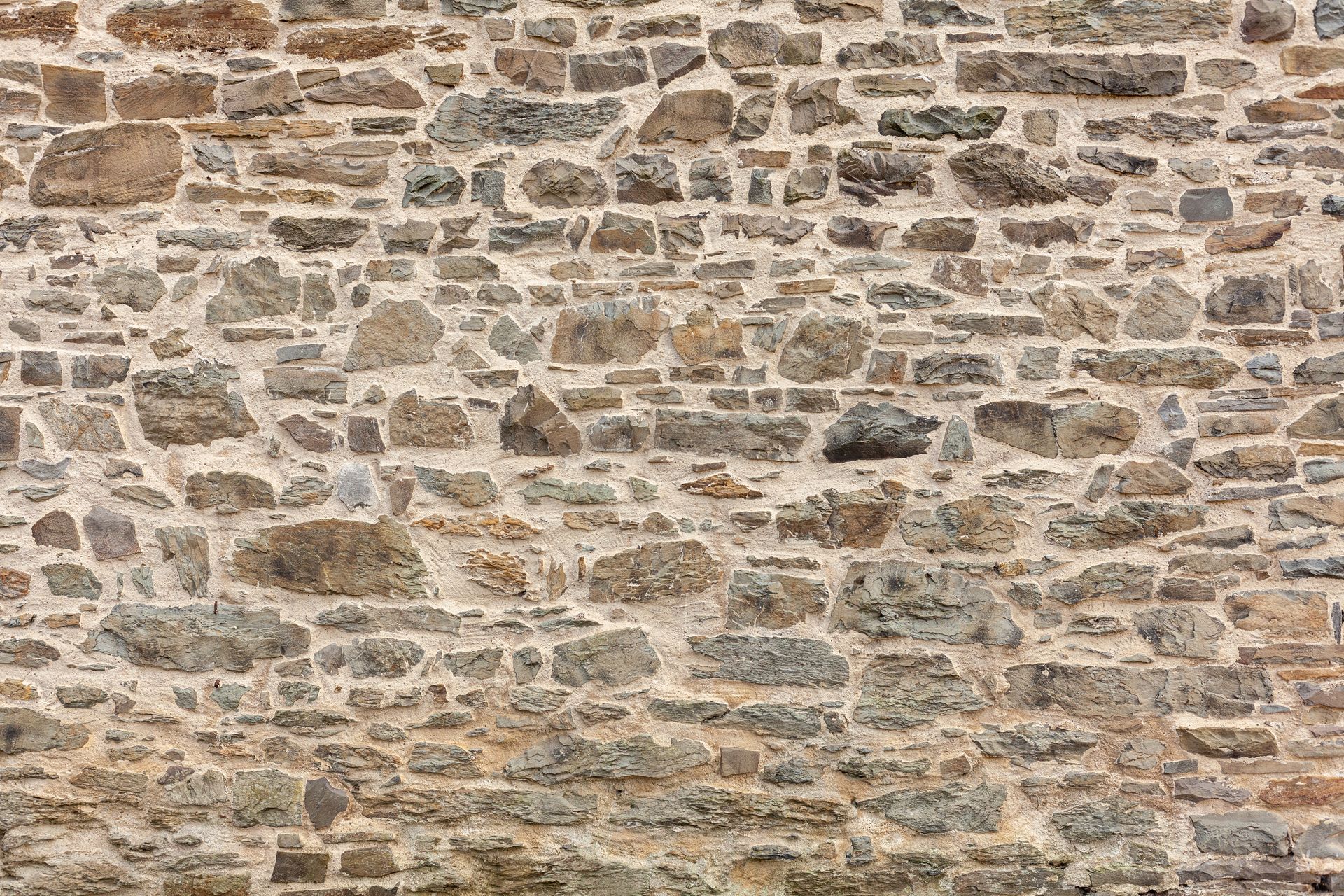 Un mur en pierres apparentes