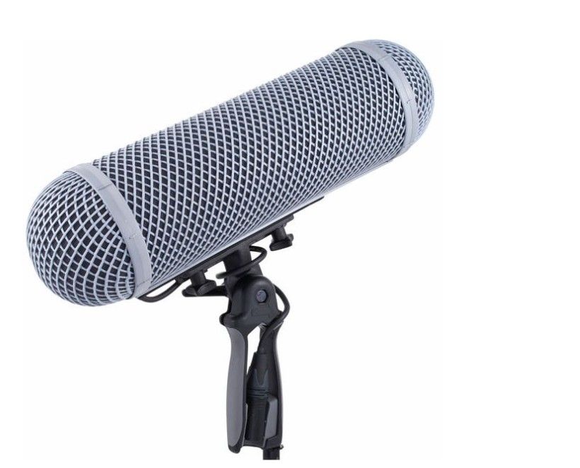 Micrófono de cañón con pantalla antiviento tipo dirigible, sujeto por una empuñadura de pistola.