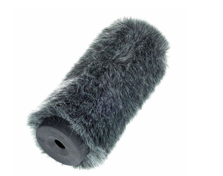 Protector de micrófono de pelo sintético gris con base de goma negra.