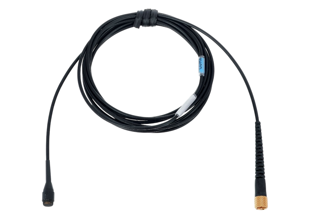 Cable coaxial negro con conectores en ambos extremos, enrollado.