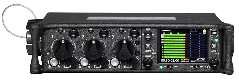 Grabadora de audio negra con perillas, pantalla que muestra los niveles de audio y antena metálica.