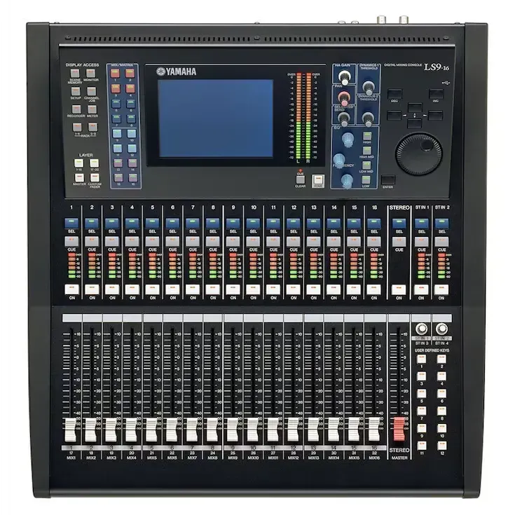 Mesa de mezclas de audio digital Yamaha con numerosos faders, perillas y pantalla central, carcasa negra.