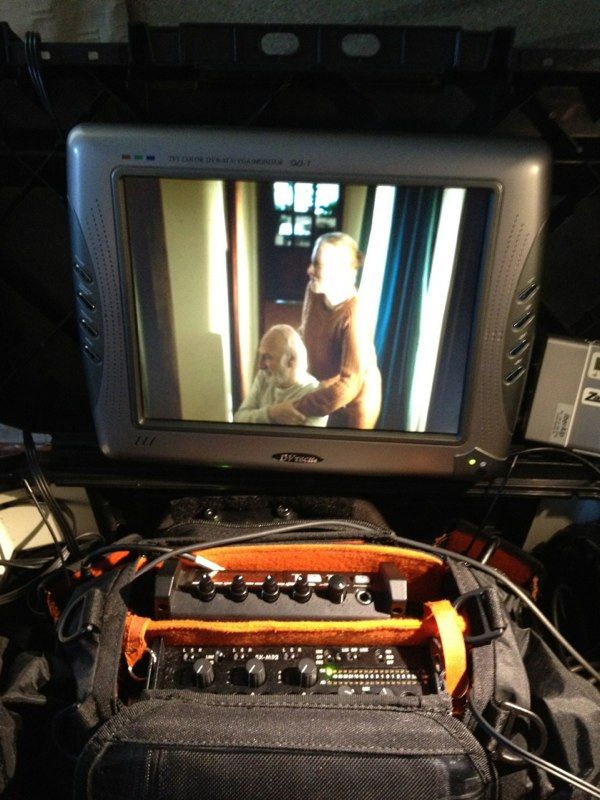 Monitor que muestra una escena de película,