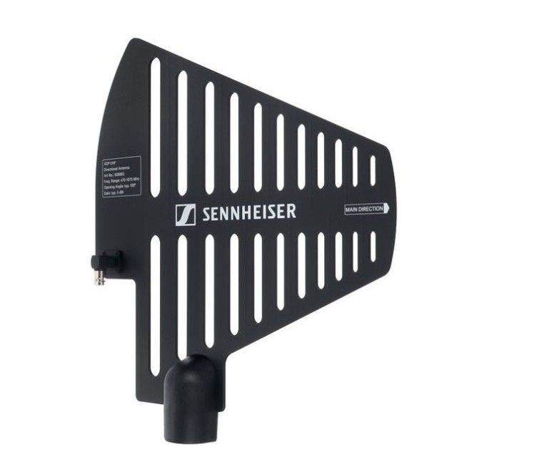 Antena direccional Sennheiser negra con ranuras verticales, montada sobre un soporte.