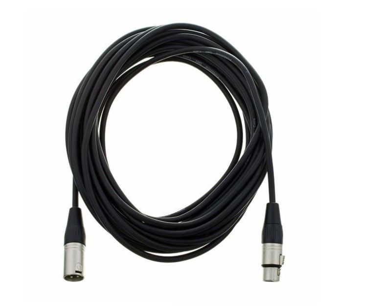 Cable de micrófono XLR negro enrollado sobre una superficie blanca con conectores plateados.