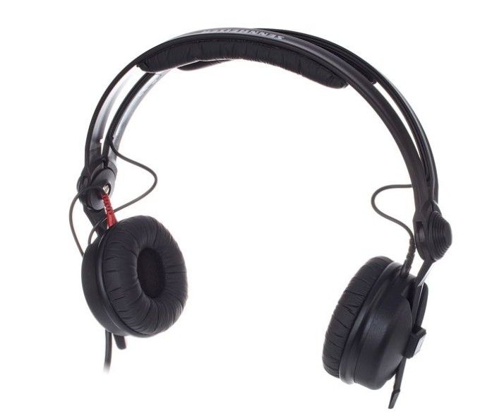 Auriculares de DJ negros sobre fondo blanco, diseño cenital.