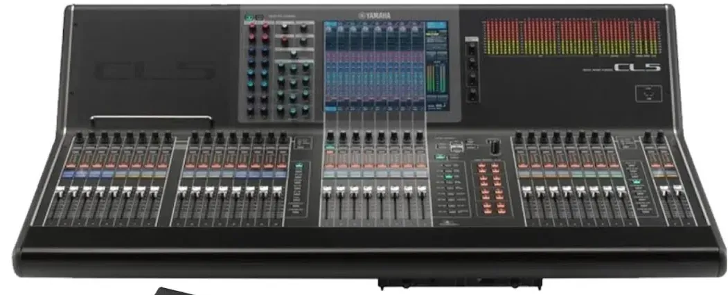 Mesa de mezclas digital Yamaha CL5 con faders, pantallas y medidores.