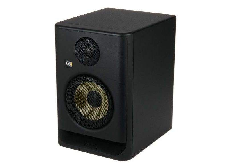 Altavoz monitor de estudio negro con woofer amarillo y tweeter negro.