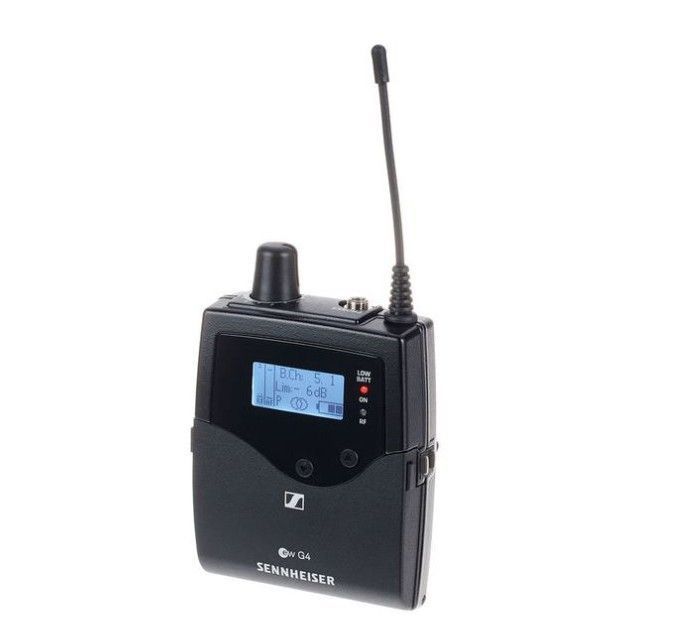 Transmisor inalámbrico Sennheiser negro con antena, pantalla LCD y botones.