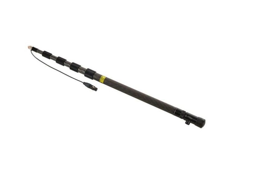 Pértiga telescópica negra con cable adjunto, sobre fondo blanco.