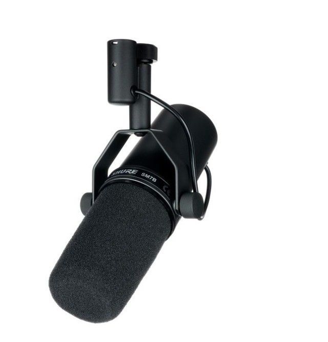 Micrófono dinámico Shure SM7B negro con filtro antiviento de espuma, montado sobre un soporte.