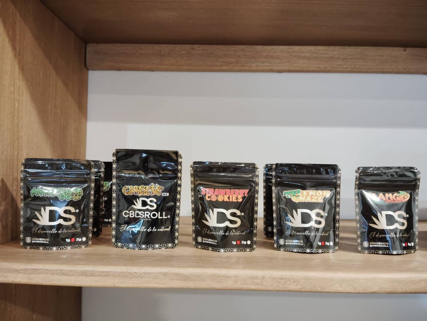 Seis pequeñas bolsas negras de la marca 