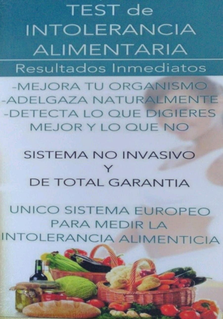 Anuncio de una prueba de intolerancia alimentaria con texto sobre fondo azul claro, encima de una cesta de productos frescos.
