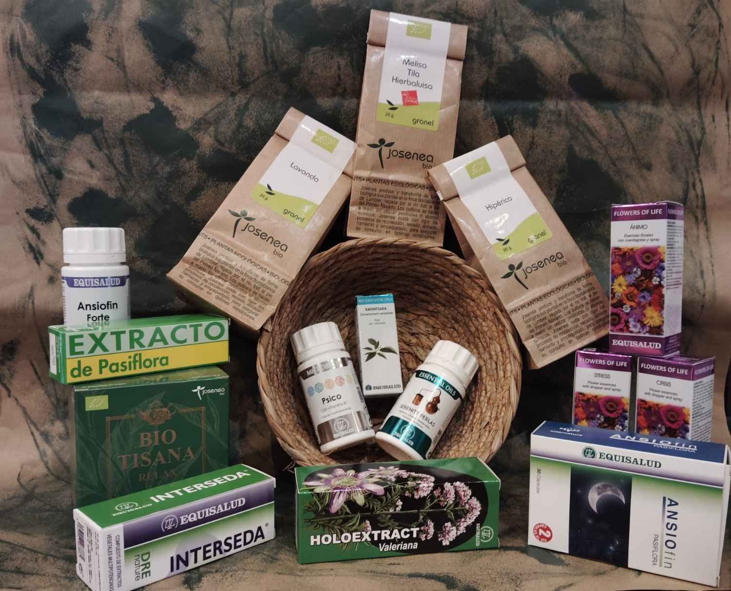 Una colección de diversos productos herbales para la salud y el bienestar, que incluye bolsitas de té, suplementos embotellados y cajas de extractos.