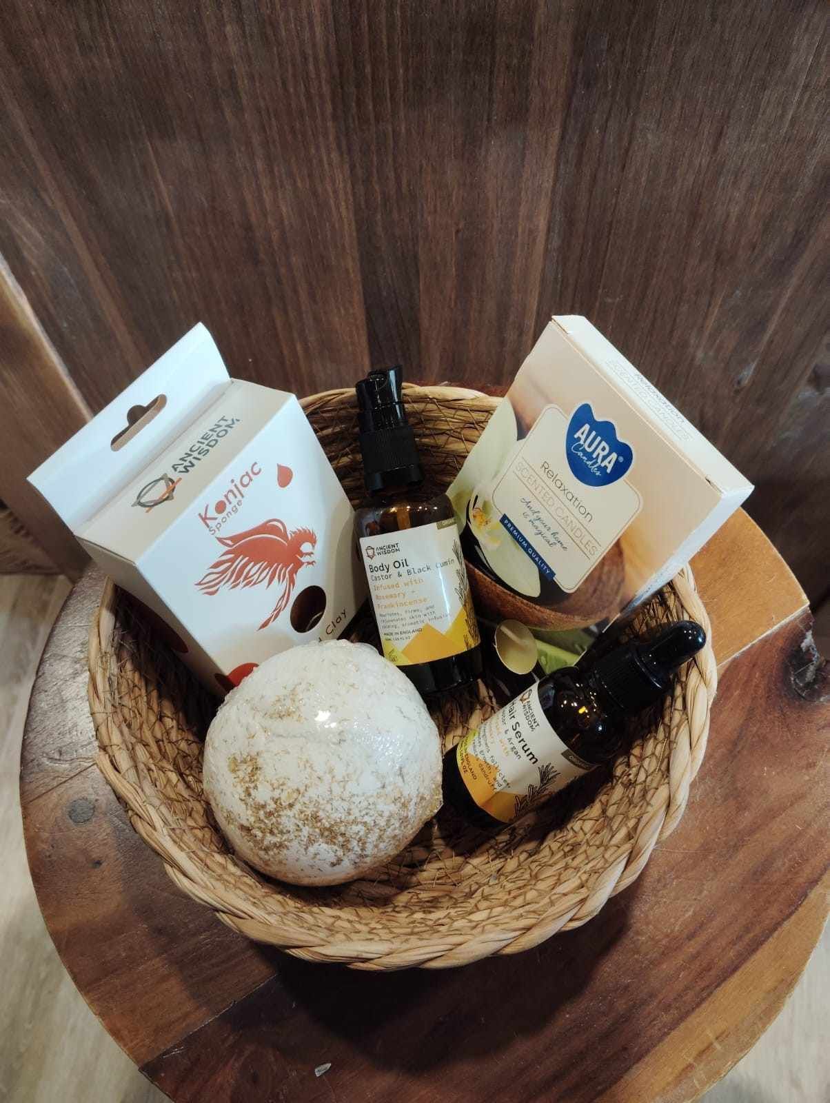 Una cesta tejida llena de productos variados para el cuidado de la piel y la belleza reposa sobre una mesa circular de madera.