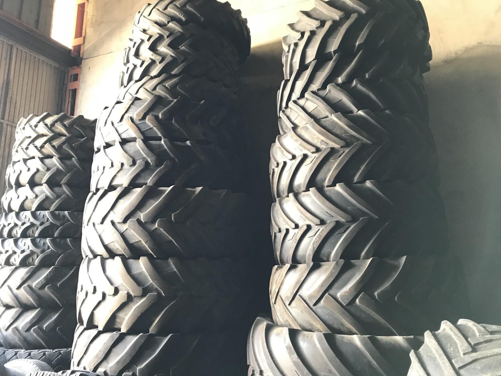 Pilas de neumáticos de tractores grandes en un área de almacenamiento.