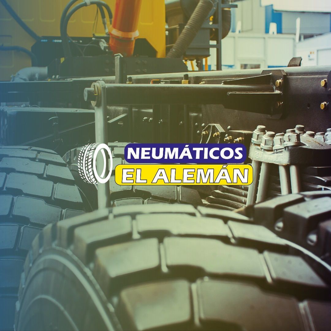 Primer plano de un neumático de gran tamaño en maquinaria pesada, con el logo de 