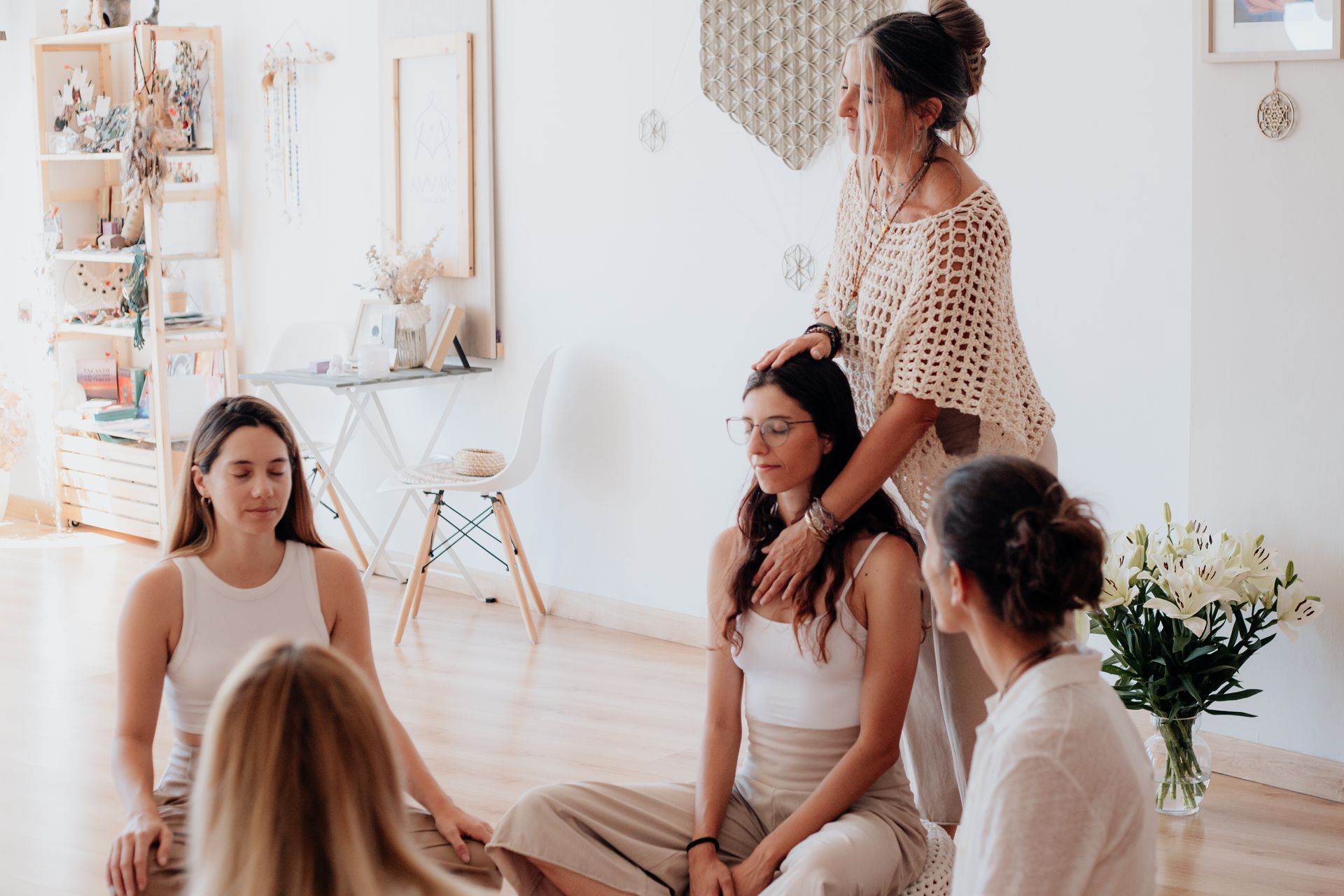 Habitación espaciosa con suelo de madera, grandes ventanales y cojines decorativos. La luz natural inunda el espacio.