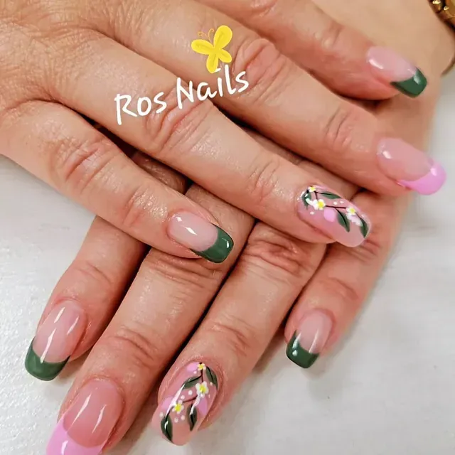 Manos con manicura francesa en verde y rosa, una con nail art floral de Ros Nails.