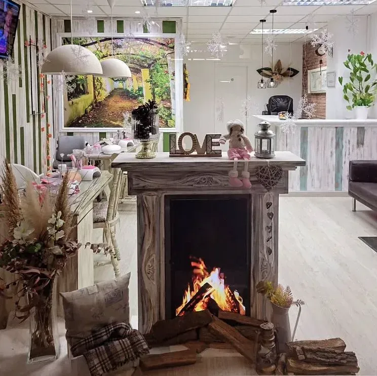 Un acogedor interior de estilo rústico con una chimenea artificial, un letrero de 