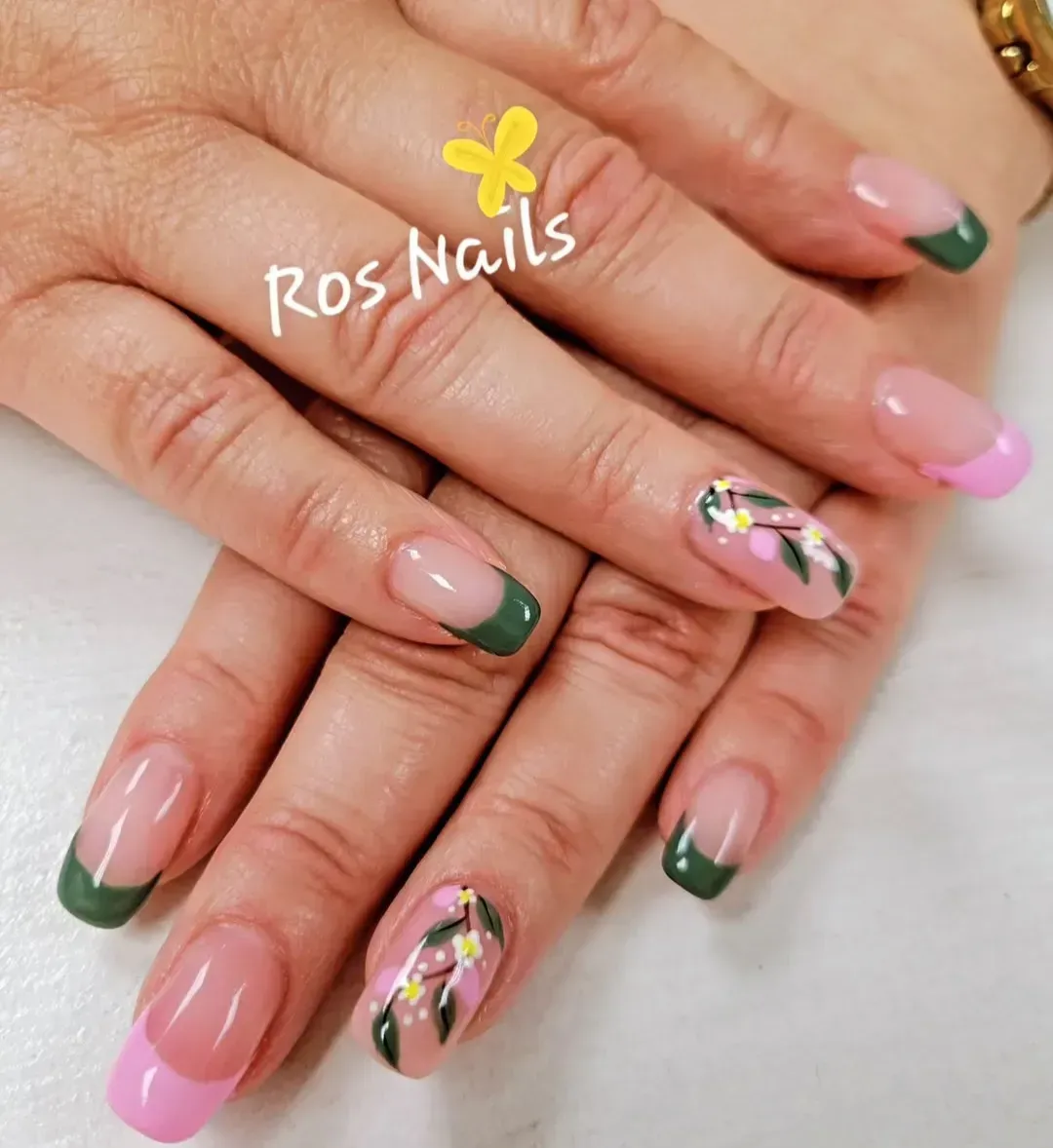 Pies en sandalias blancas con uñas color lavanda, una de ellas acentuada con un diseño de hojas negras.
