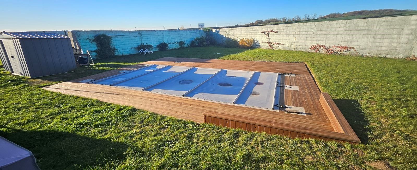 Pose d'une terrasse en bois en cours