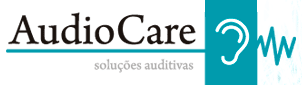 Logotipo da AudioCare com texto e uma orelha azul-petróleo com ondas sonoras, em um fundo azul-petróleo e branco.
