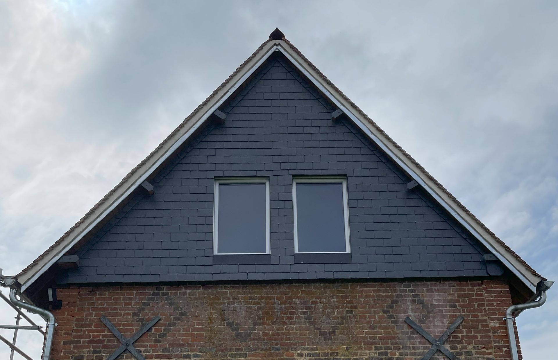 Une maison et une toiture en ardoise