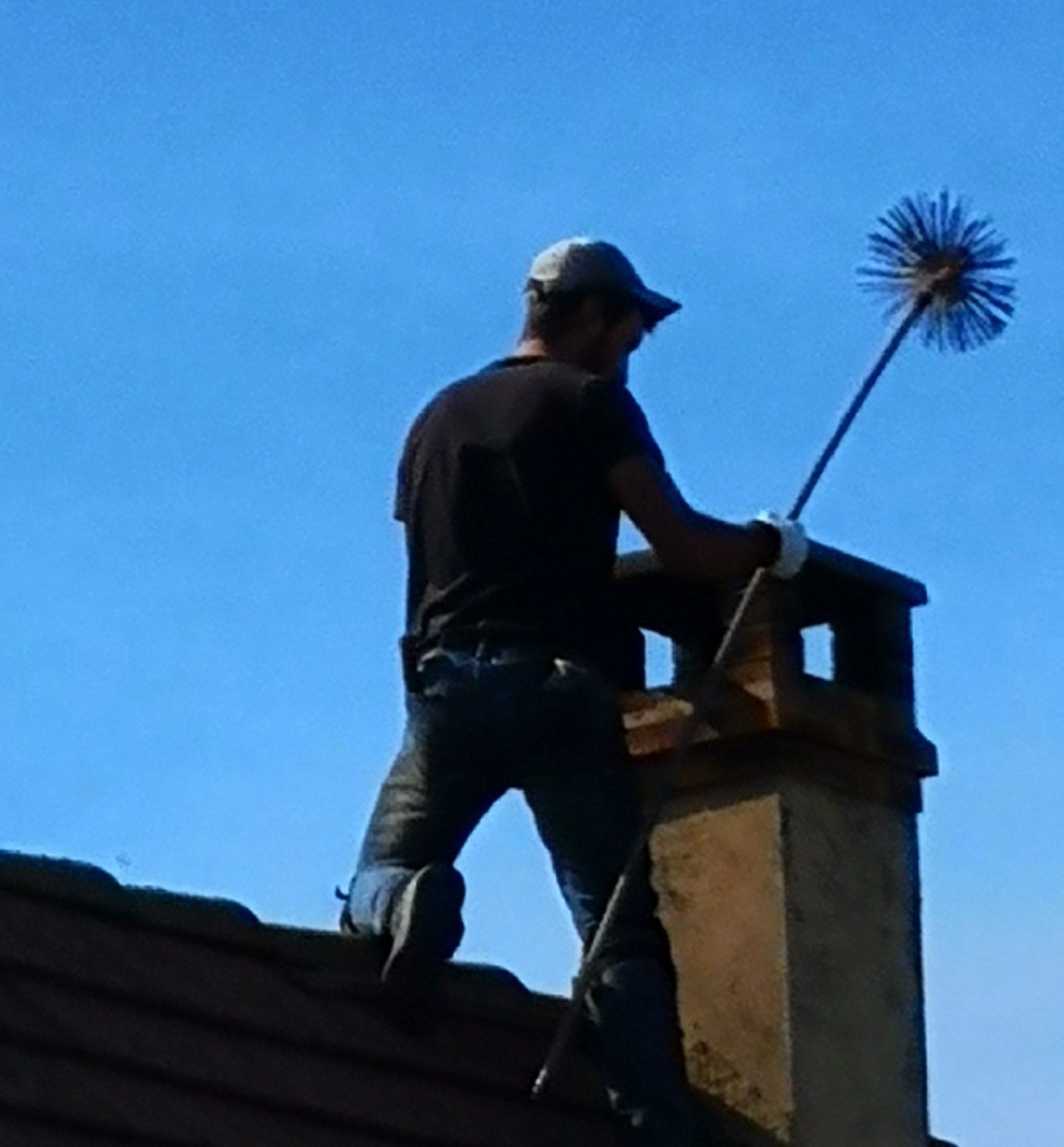 Un ramoneur sur un toit