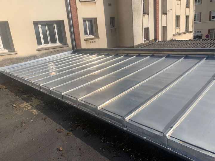 Un toit en plaques de zinc