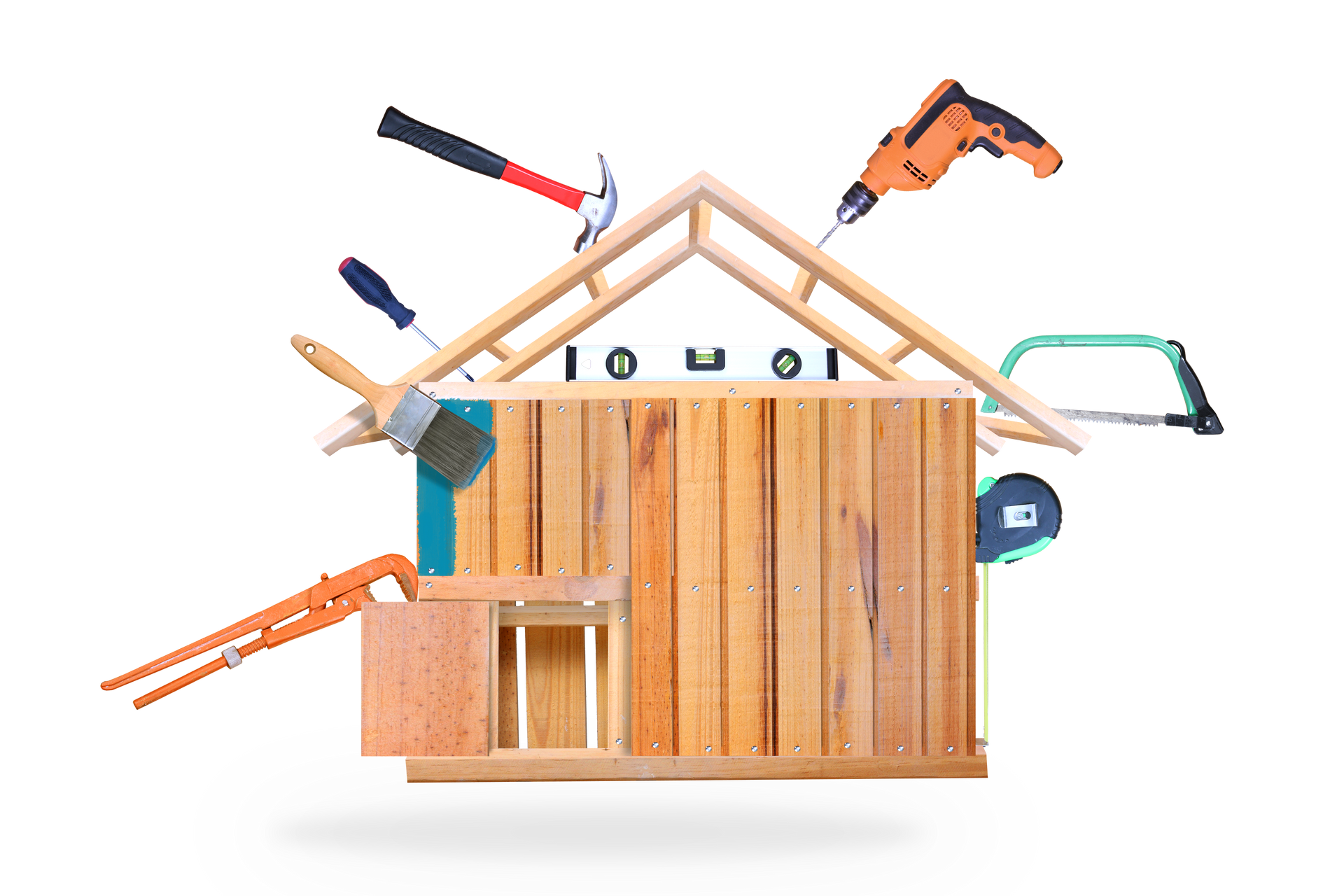 Charpente de maison en bois entourée d'outils de construction, dont une scie, une perceuse, un marteau et un mètre ruban.