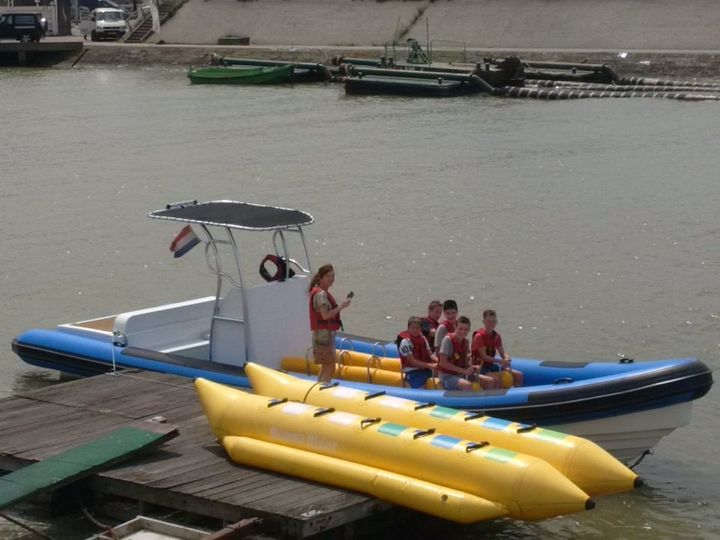 Een groep mensen op een RIB, ofwel een rigid inflatable boat.