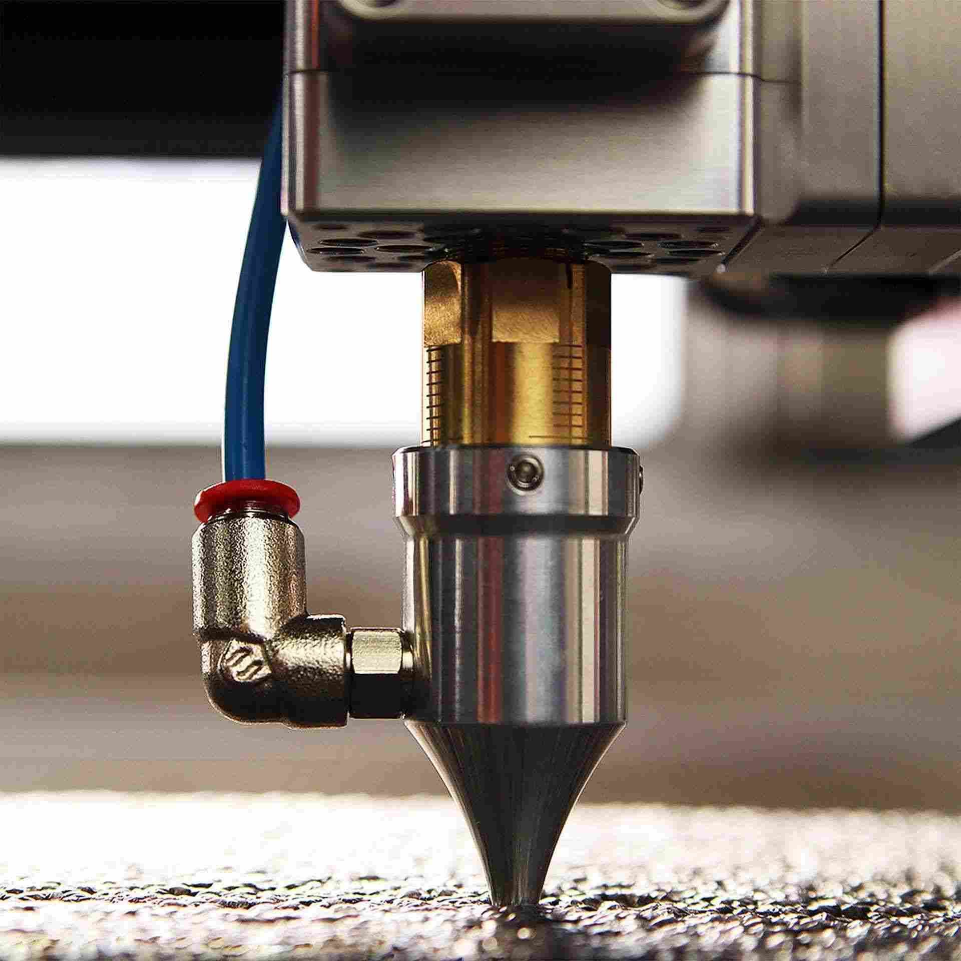Un primer plano de una máquina con una manguera conectada a ella.