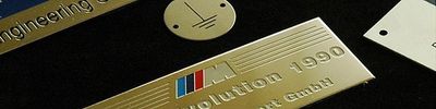 Un primer plano de una placa de metal con el año 1990.