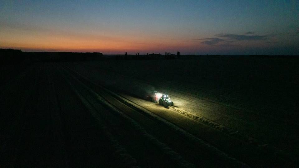 Tracteur série 6 sur champs de nuit