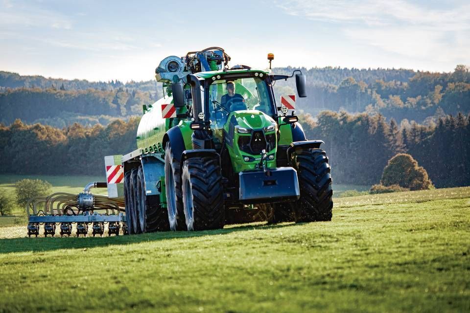 tracteur série 8 Deutz-Fahr en marche