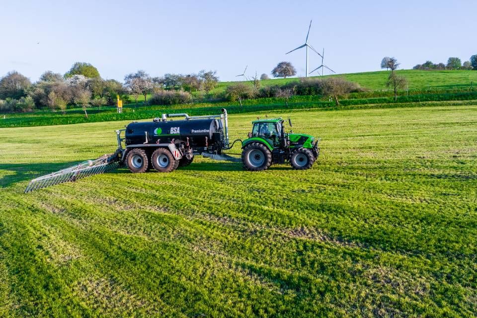 Tracteur série 6.4 sur champs