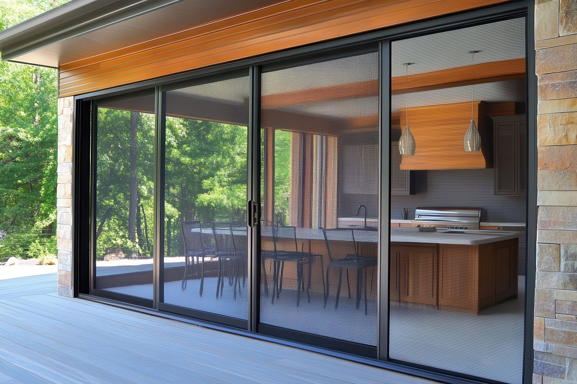 Patio moderne avec portes coulissantes en verre, plafond en bois et sièges extérieurs à côté d'un espace grillagé.