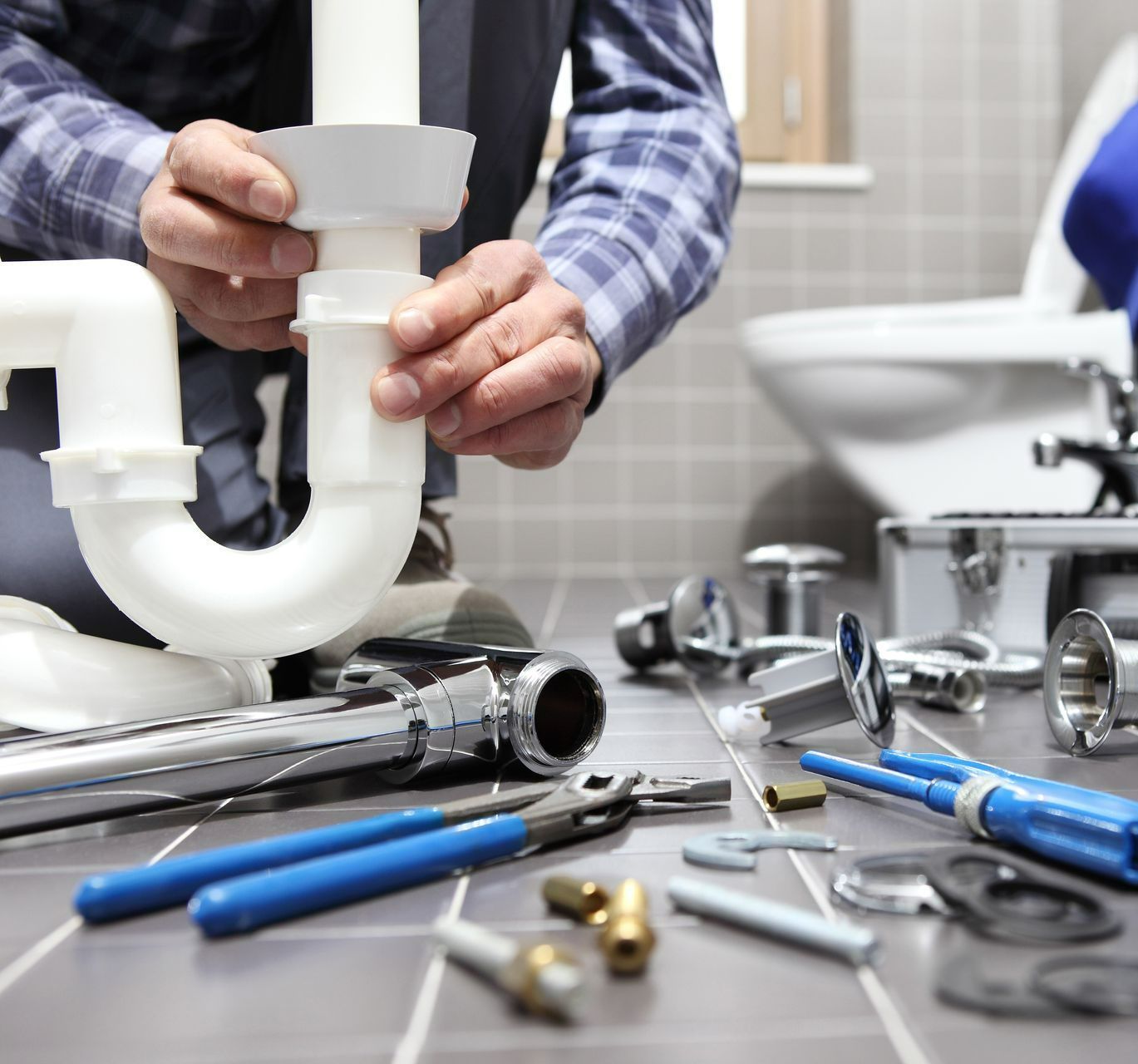 Un plombier et des toilettes.