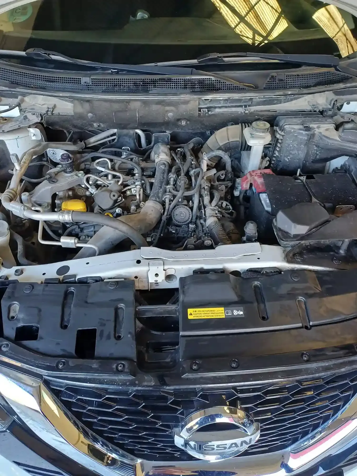 Compartimento del motor del coche con el capó abierto