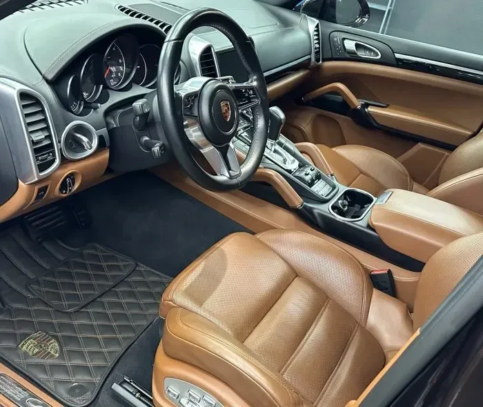 Interior de un coche de lujo con asientos de cuero color canela