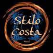 Logotipo de Studio Costa con palmeras azules dentro de un c&iacute;rculo de pinceladas marrones sobre fondo blanco.