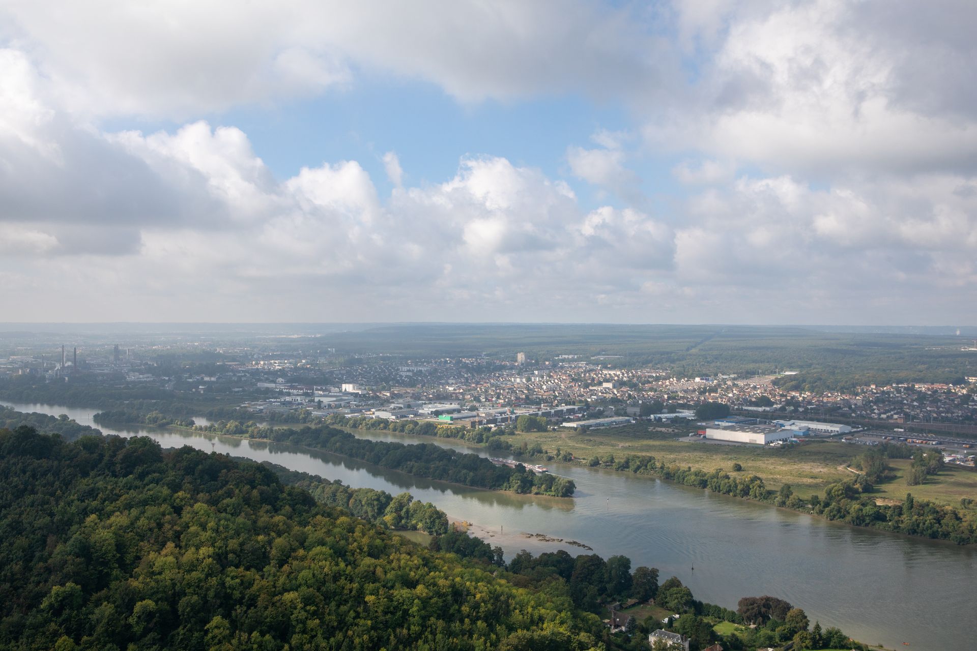 Vue sur Saint-Étienne-du-Rouvray depuis le haut du siège social AXA.