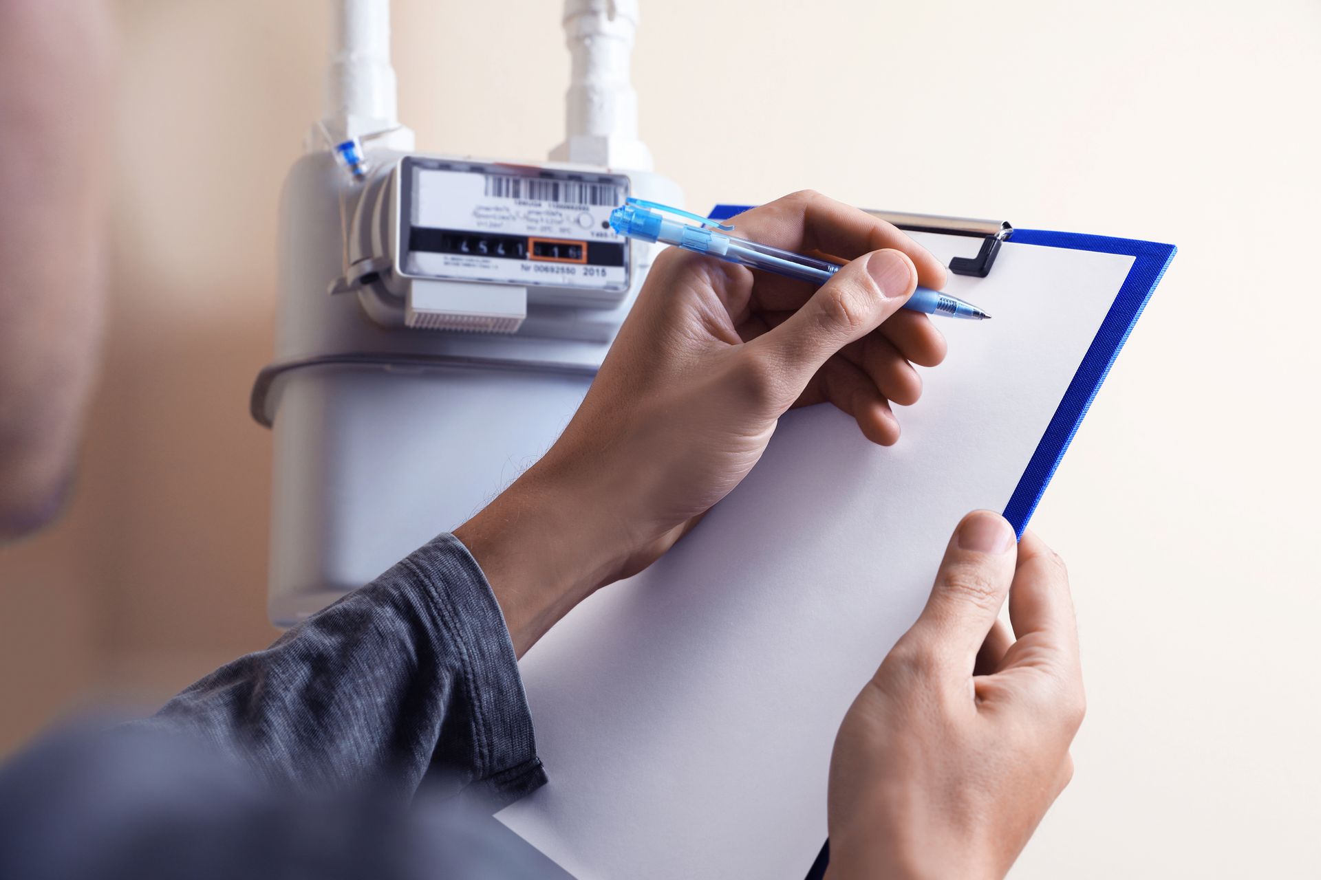 Un technicien écrit sur un bloc-notes.