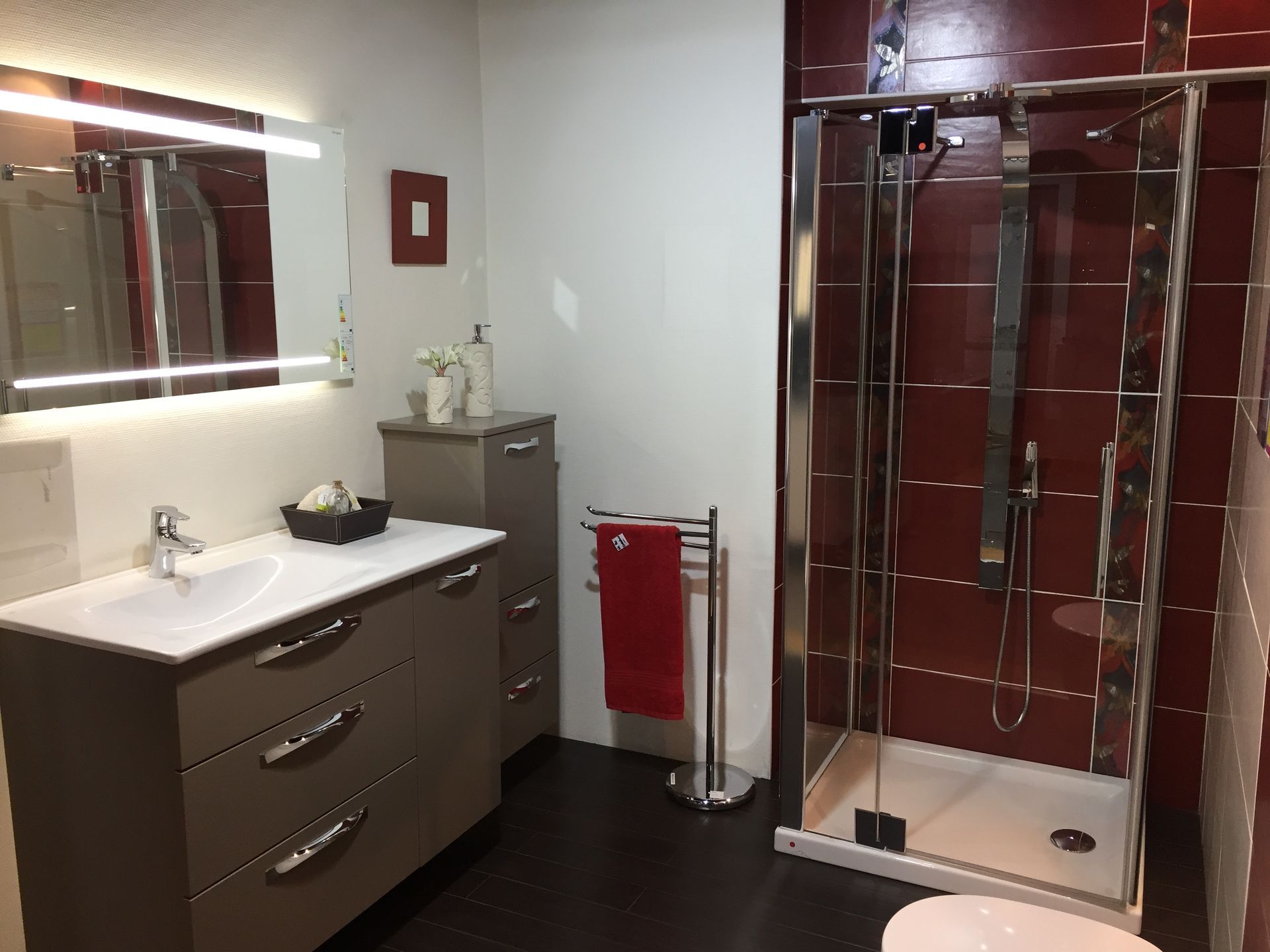 Salle de bains moderne avec meuble lavabo, miroir et douche.